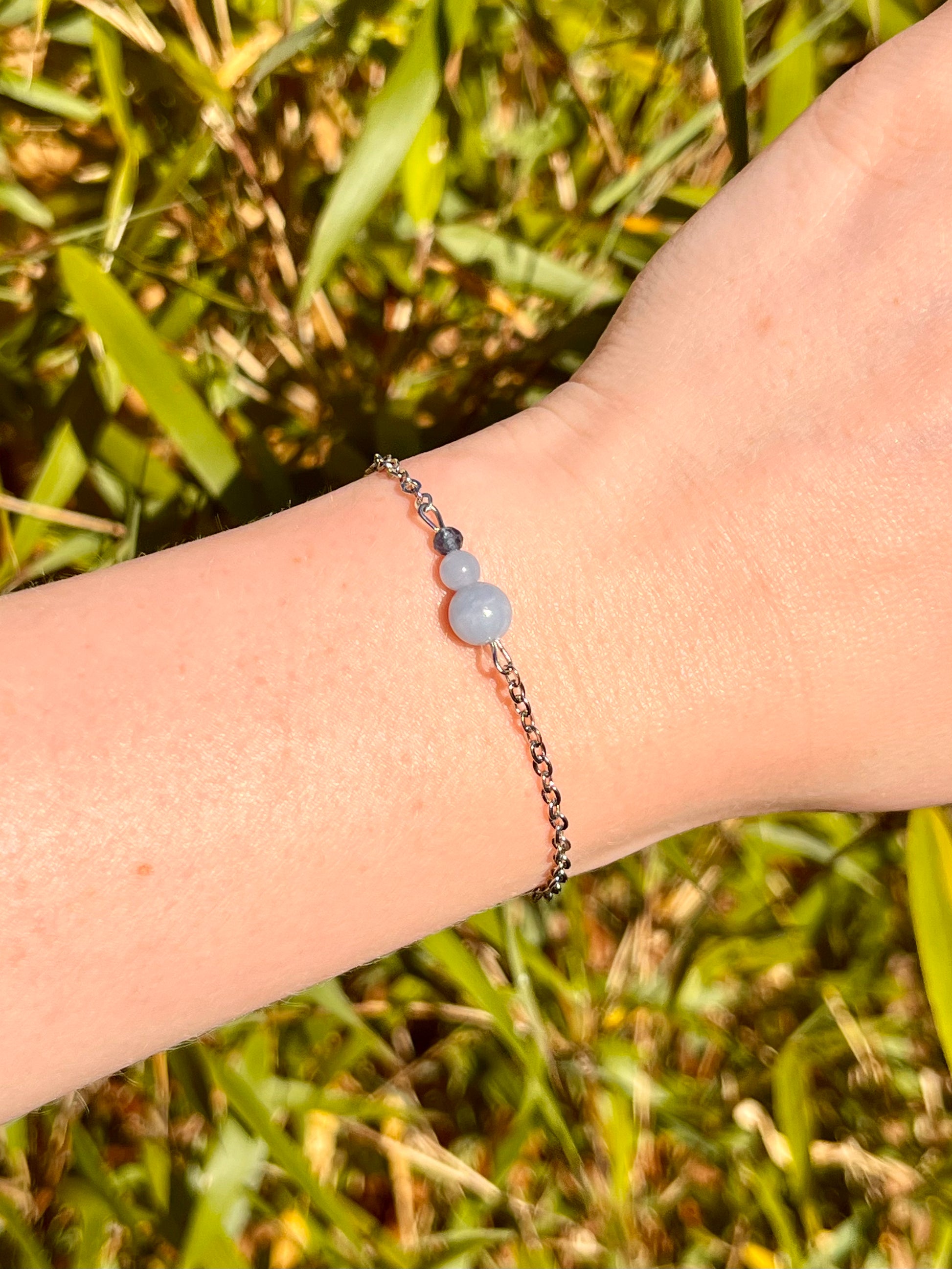 Bracelet EMMA, avec pierres d'Angélite et de Saphir, porté.