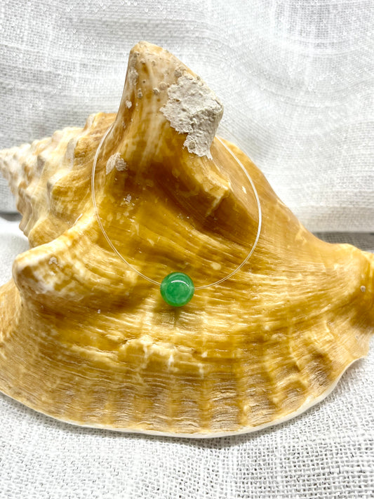 Collier EMY en pierre d'Aventurine, exposé sur un coquillage.