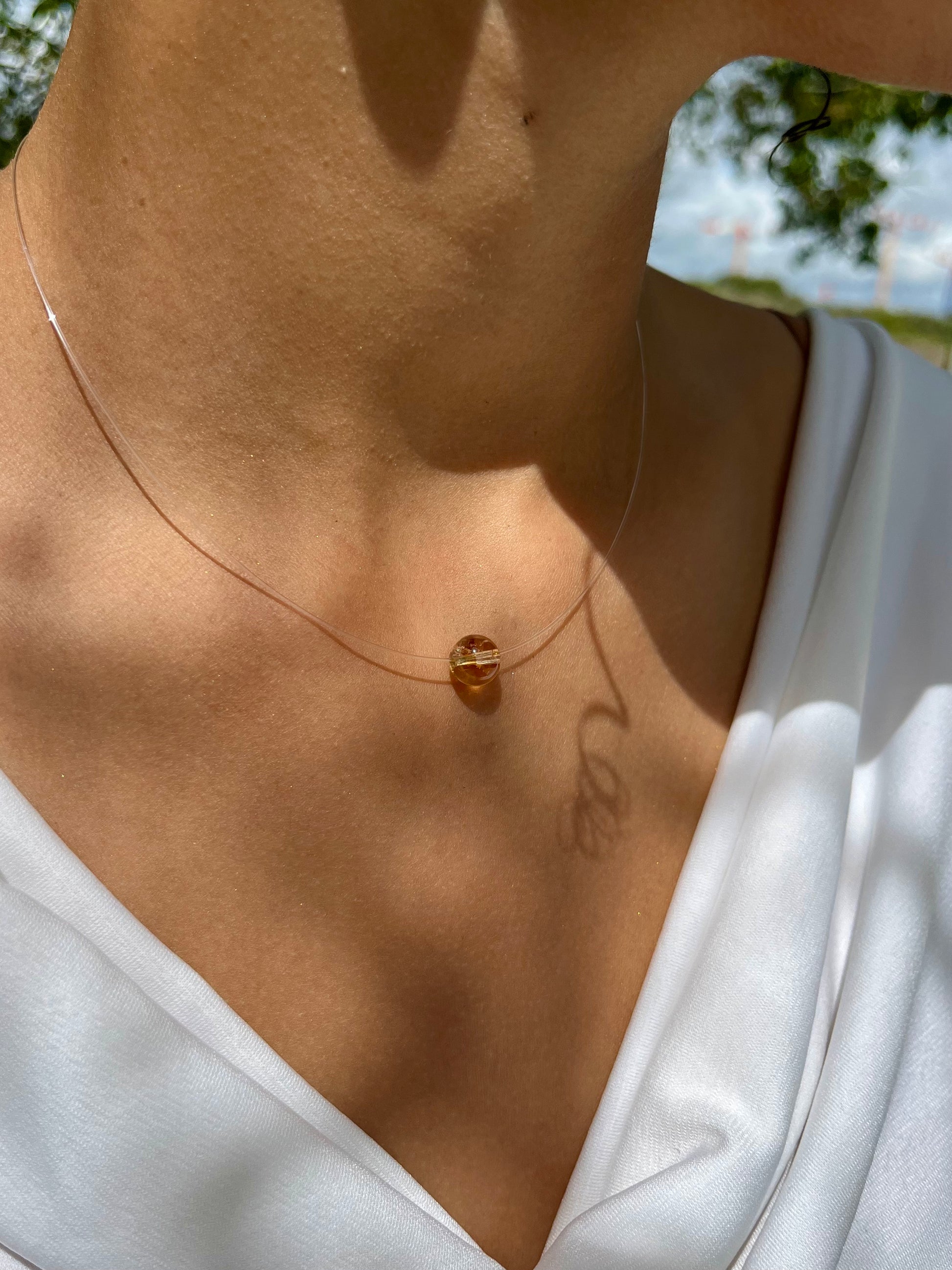 Collier EMY, avec pierre de Citrine, porté par une femme.
