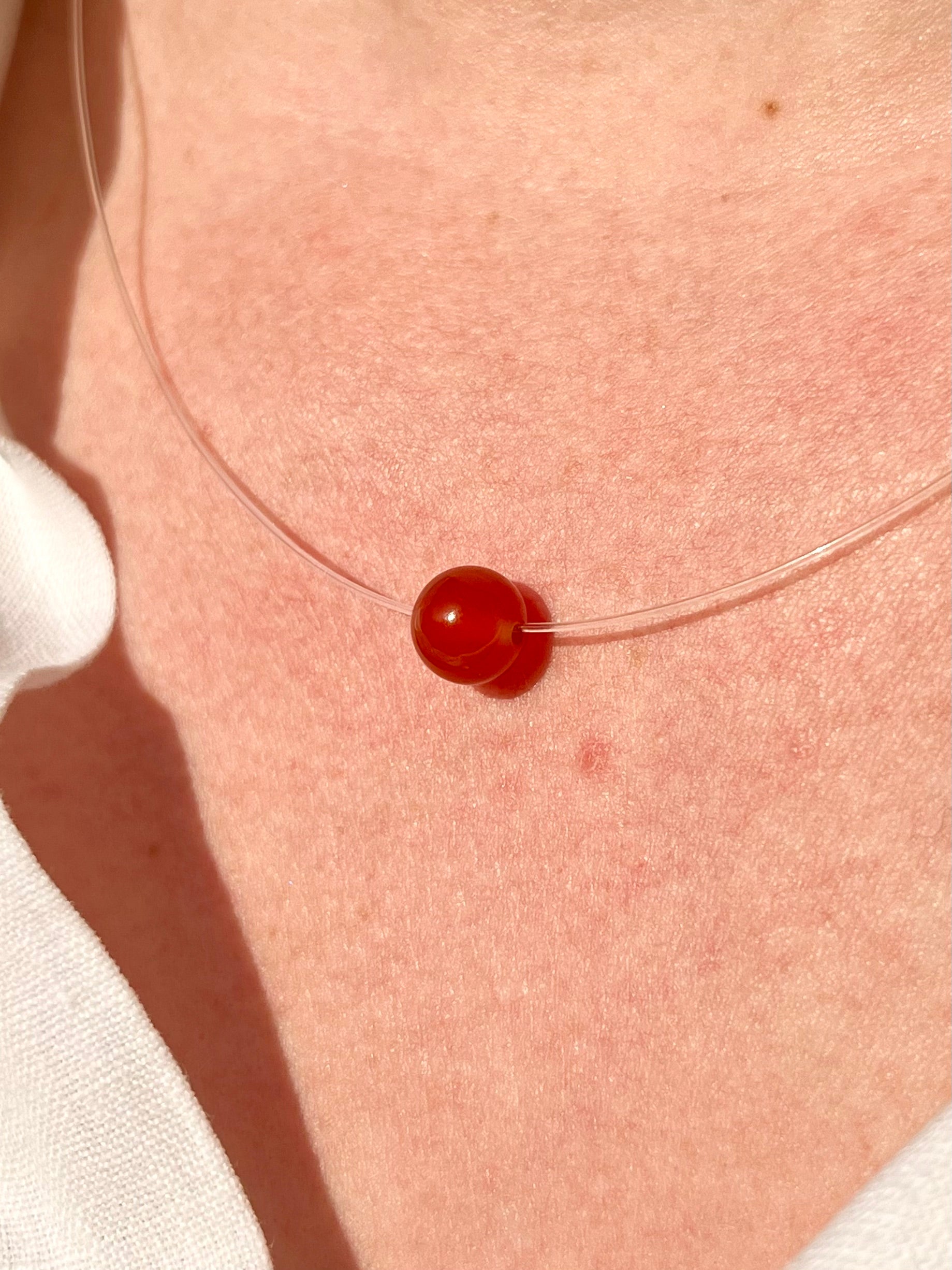 Collier EMY, avec pierre de Cornaline, porté.