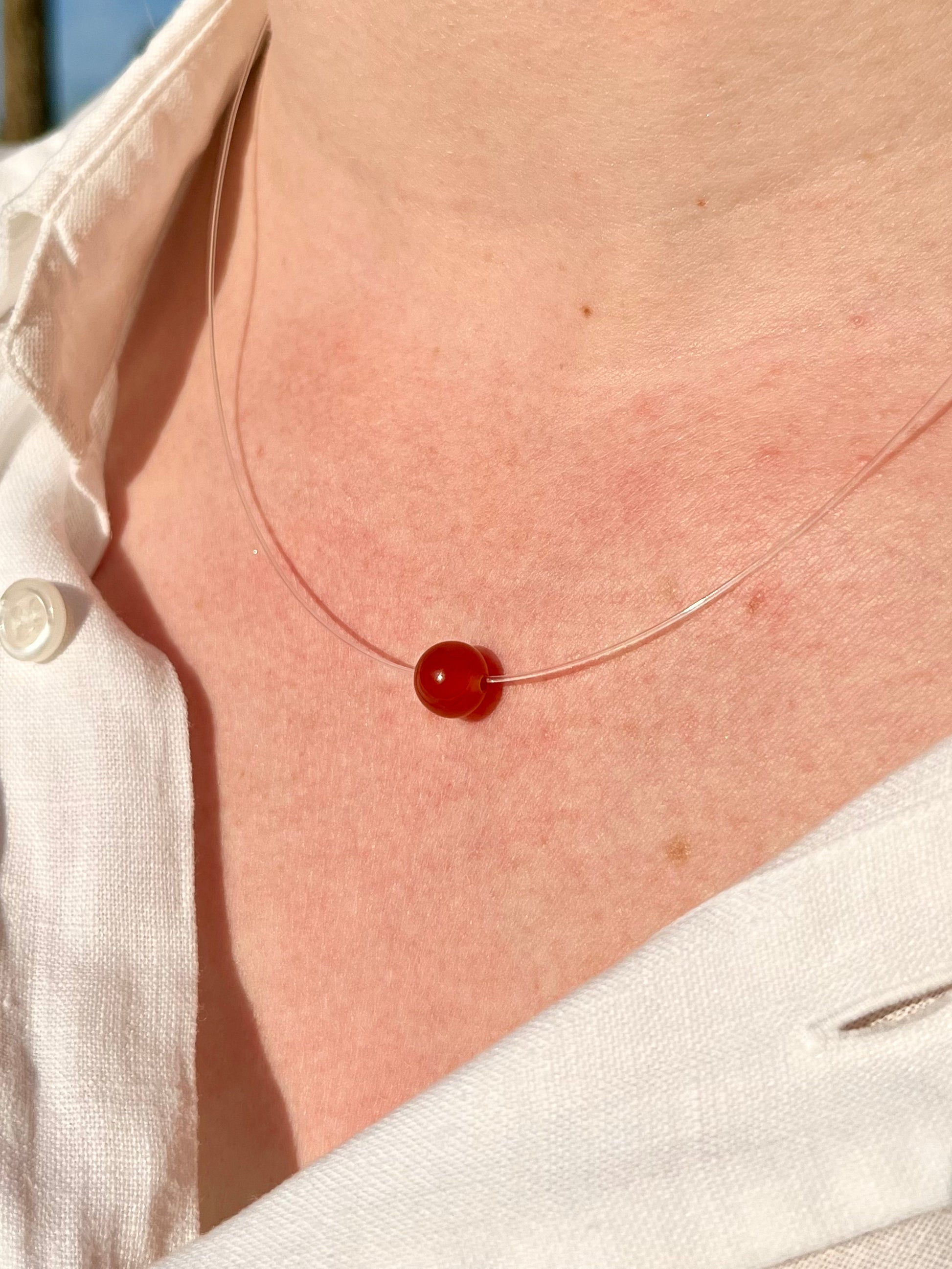 Collier EMY, avec pierre de Cornaline, porté.