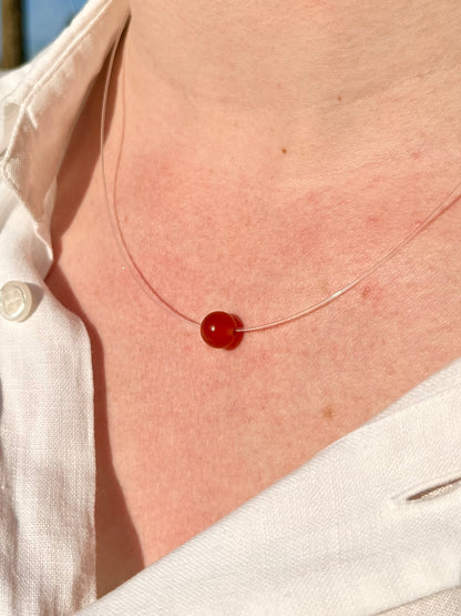 Collier EMY, avec pierre de Cornaline, porté.
