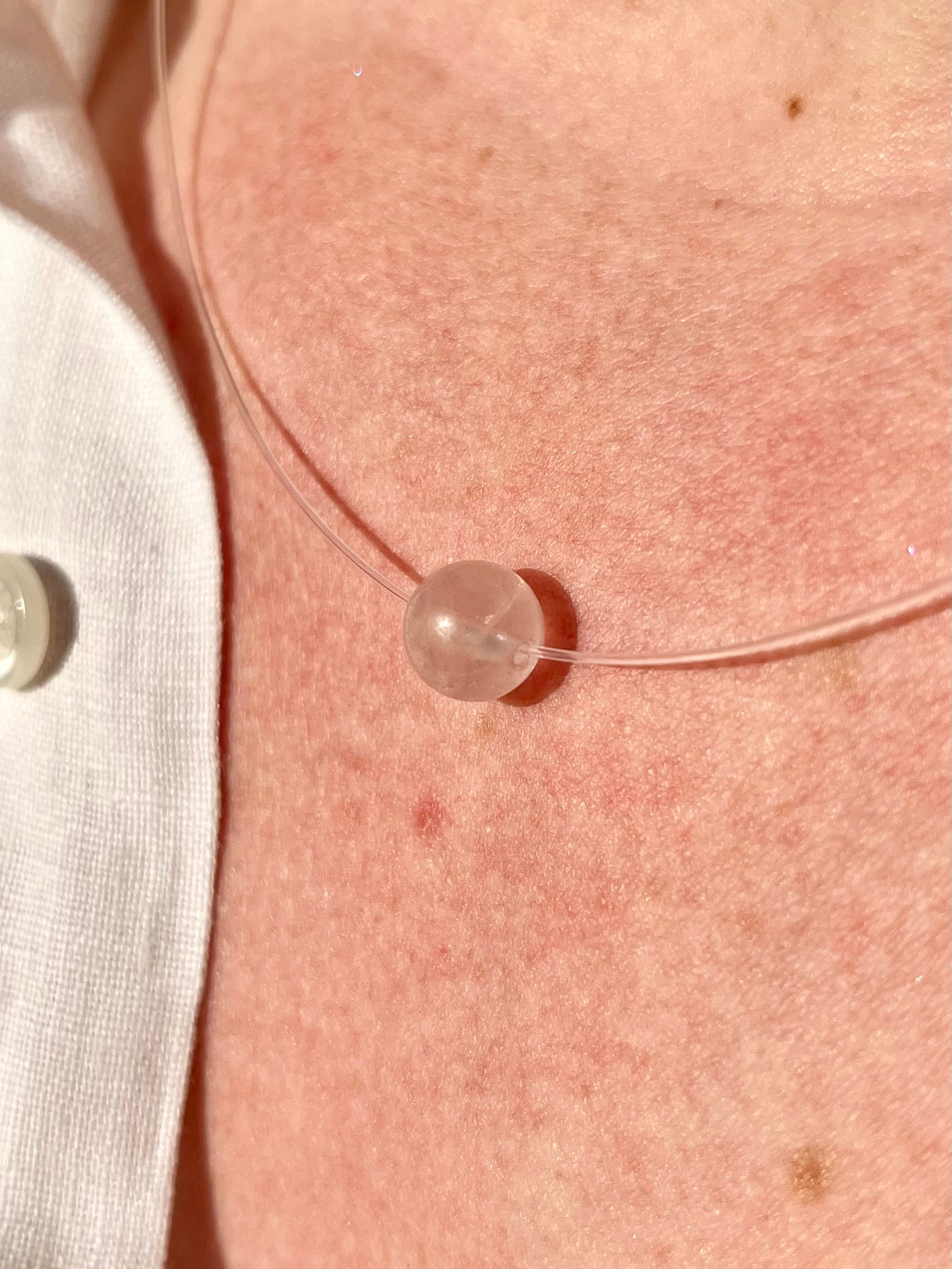 Collier EMY, avec pierre de Quartz Rose, porté.