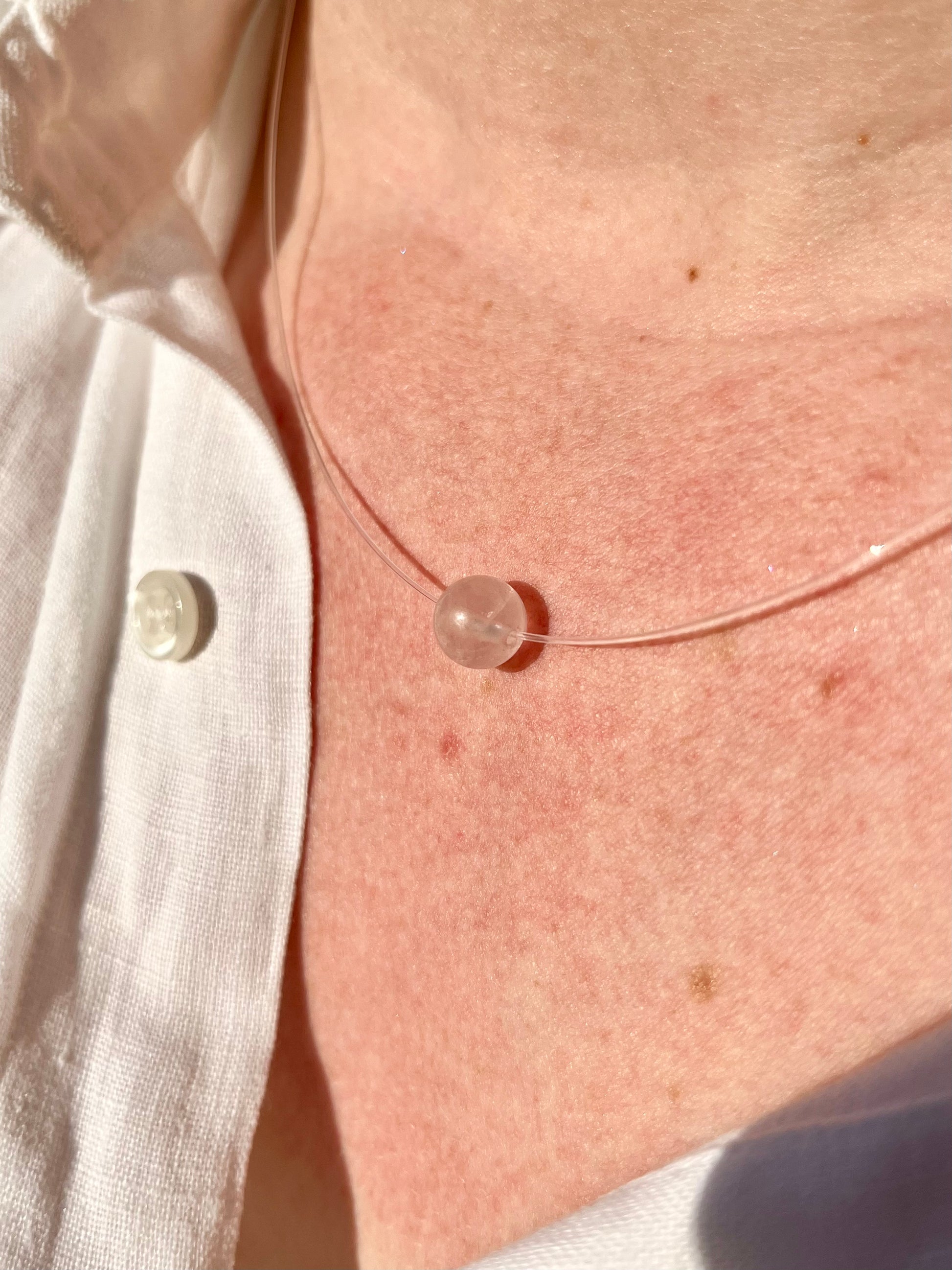 Collier EMY, avec pierre de Quartz Rose, porté.