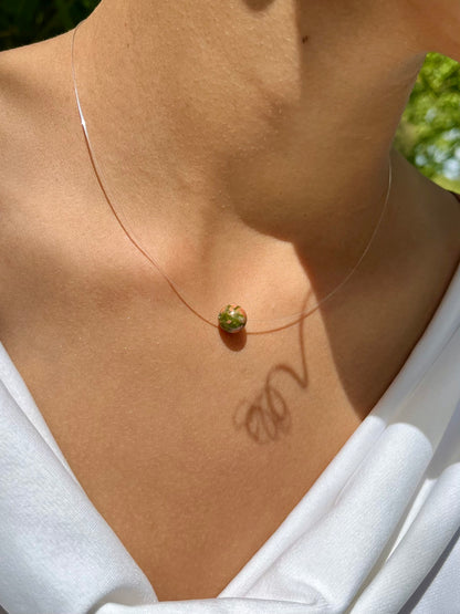 Collier EMY avec pierre d'Unakite, porté sur un haut blanc.