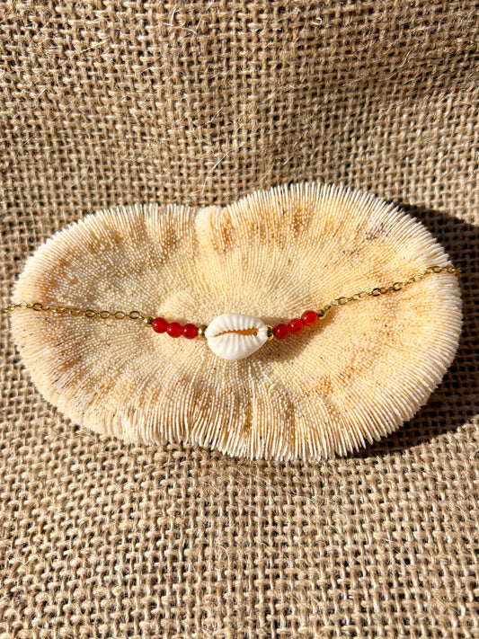 Bracelet IZÏA en Cornaline sur fond de corail naturel, chaîne dorée et coquillage central.