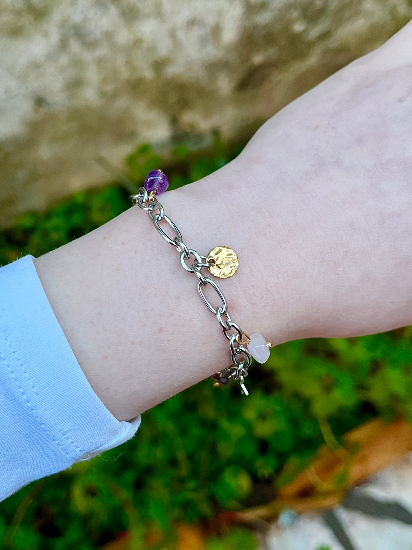 Bracelet JUDITH, avec pierres d'Améthyste et de Quartz Rose, porté.