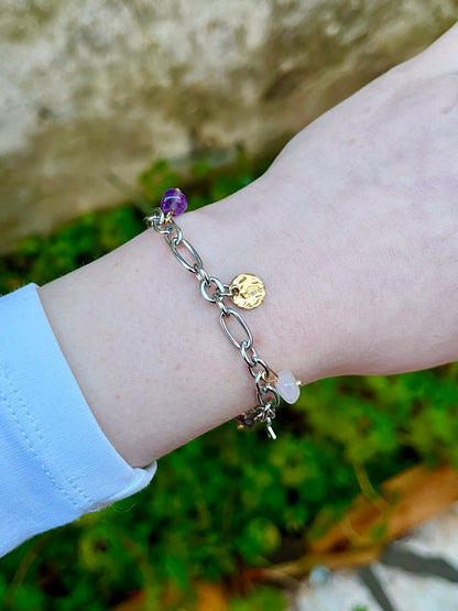 Bracelet JUDITH, avec pierres d'Améthyste et de Quartz Rose, porté.