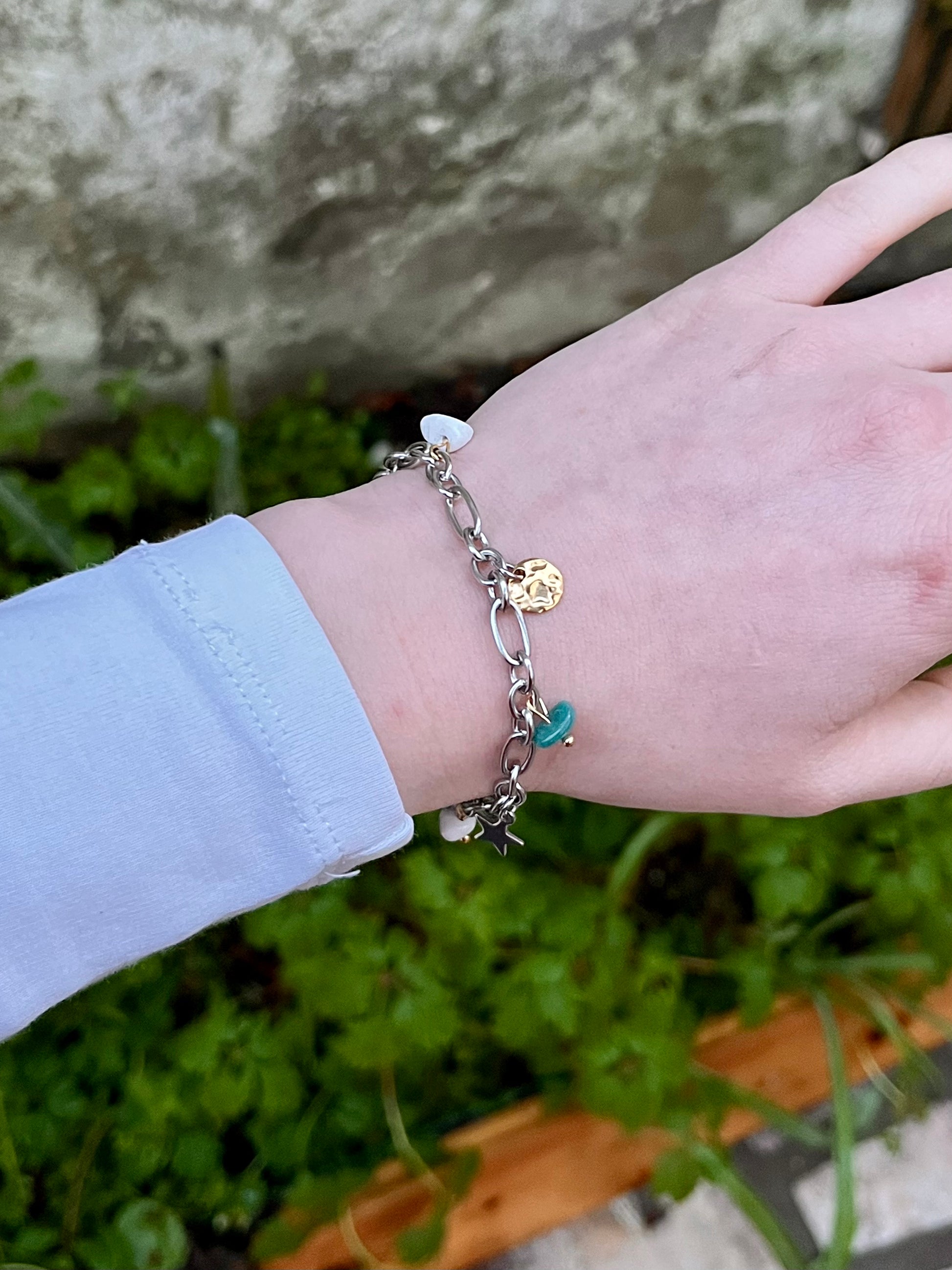 Bracelet JUDITH, avec pierres de Howlite et d'Apatite, porté.