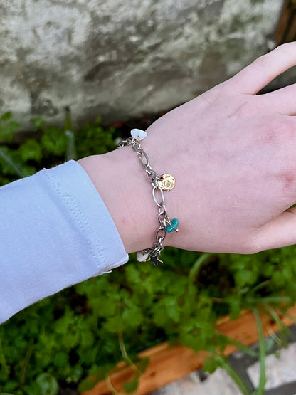 Bracelet JUDITH, avec pierres de Howlite et d'Apatite, porté.