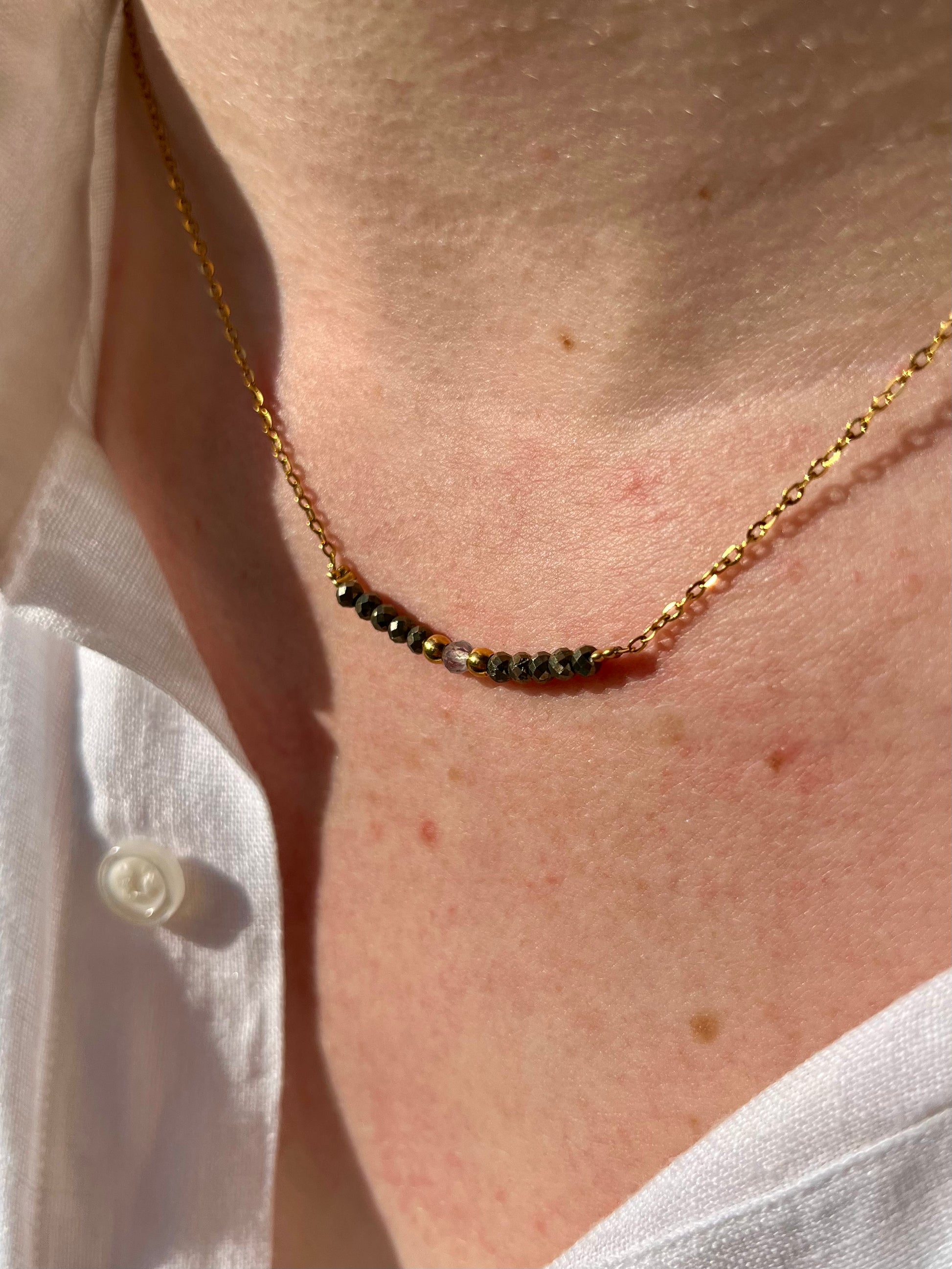 Collier JULIE, avec pierres de Pyrite et de Labradorite, porté.