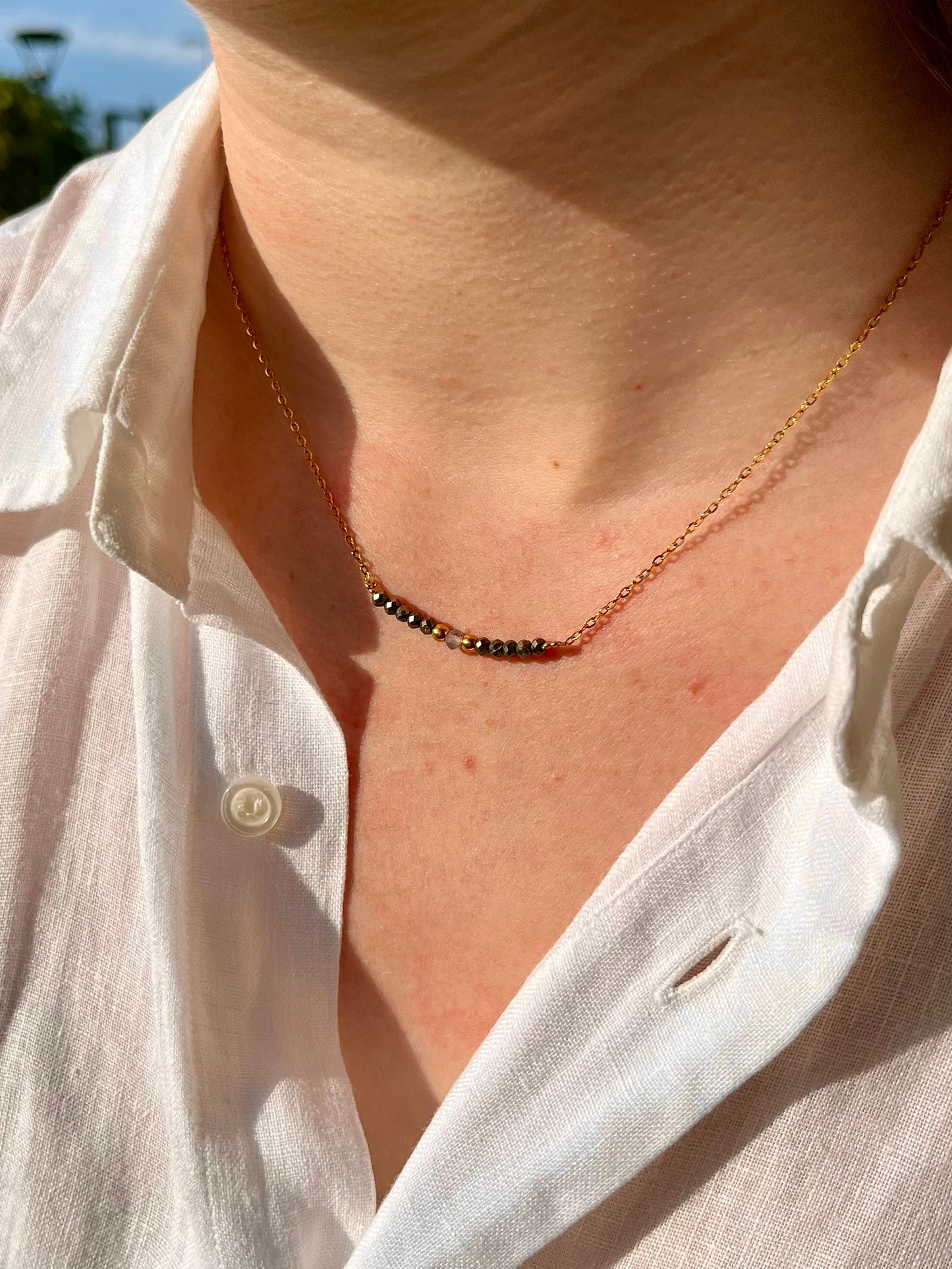 Collier JULIE, avec pierres de Pyrite et de Labradorite, porté.