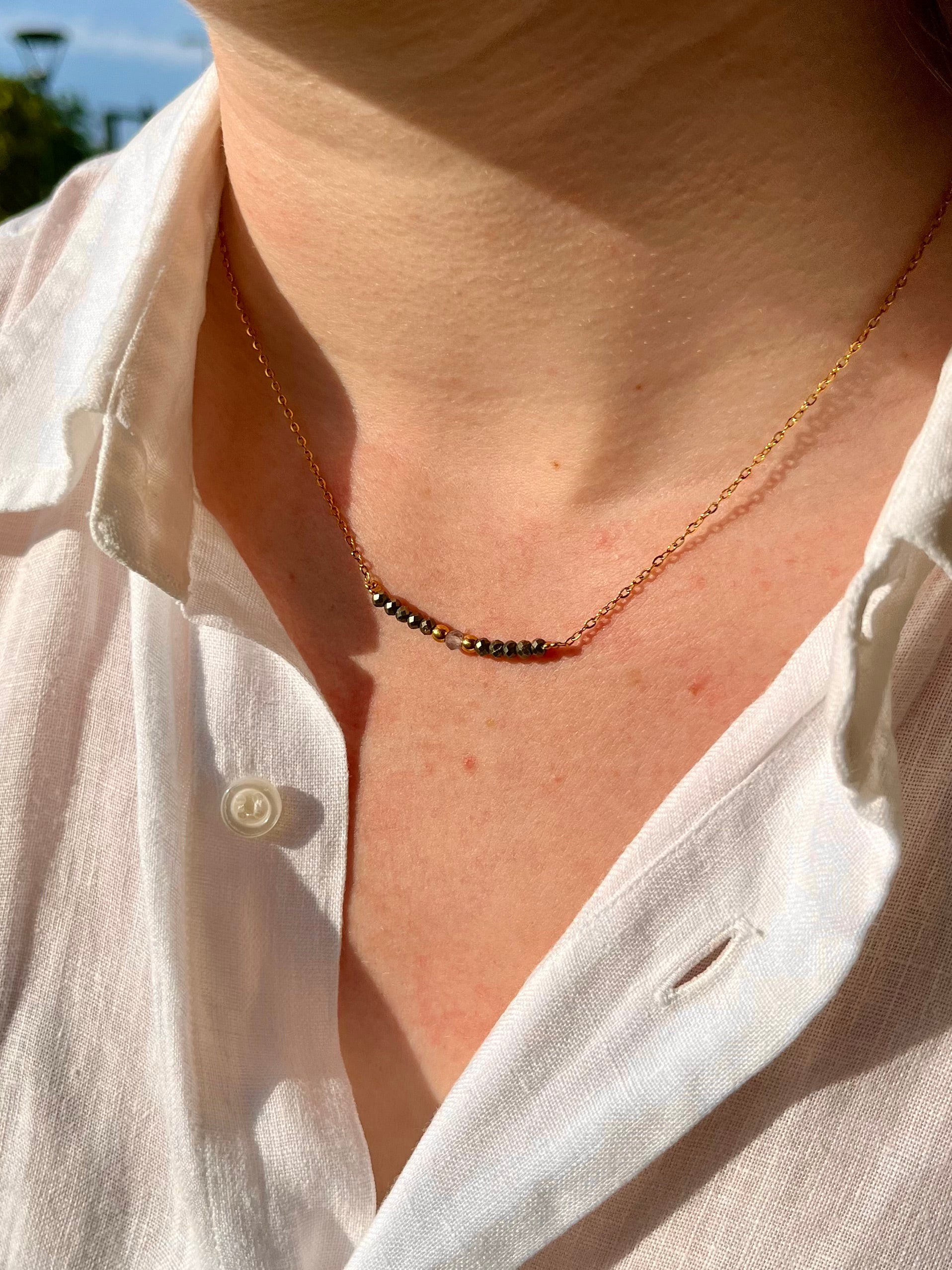 Collier JULIE, avec pierres de Pyrite et de Labradorite, porté.