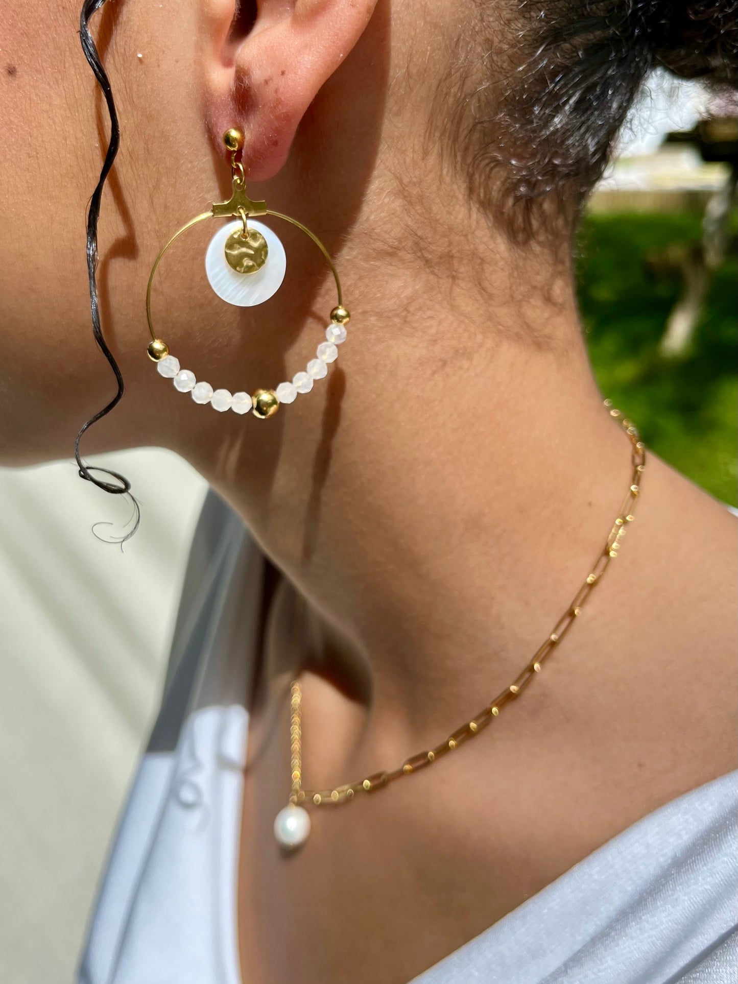 Créoles LAÏNA, avec pierres de Lune, portées avec le collier ANGÈLE.