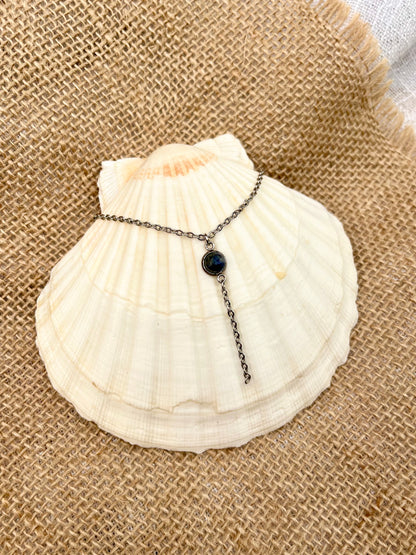Collier LÉA, avec pierre de Sodalite, exposé sur un coquillage.