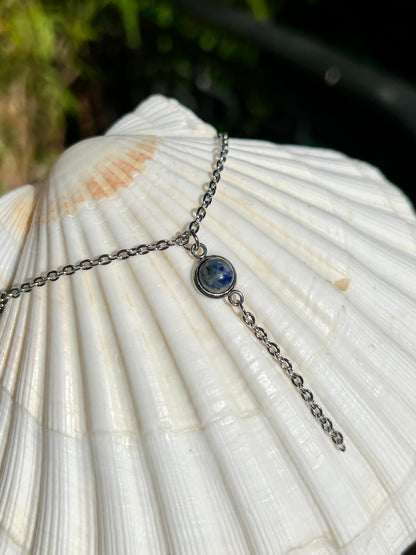 Collier LÉA, avec pierre de Sodalite, exposé sur un coquillage.