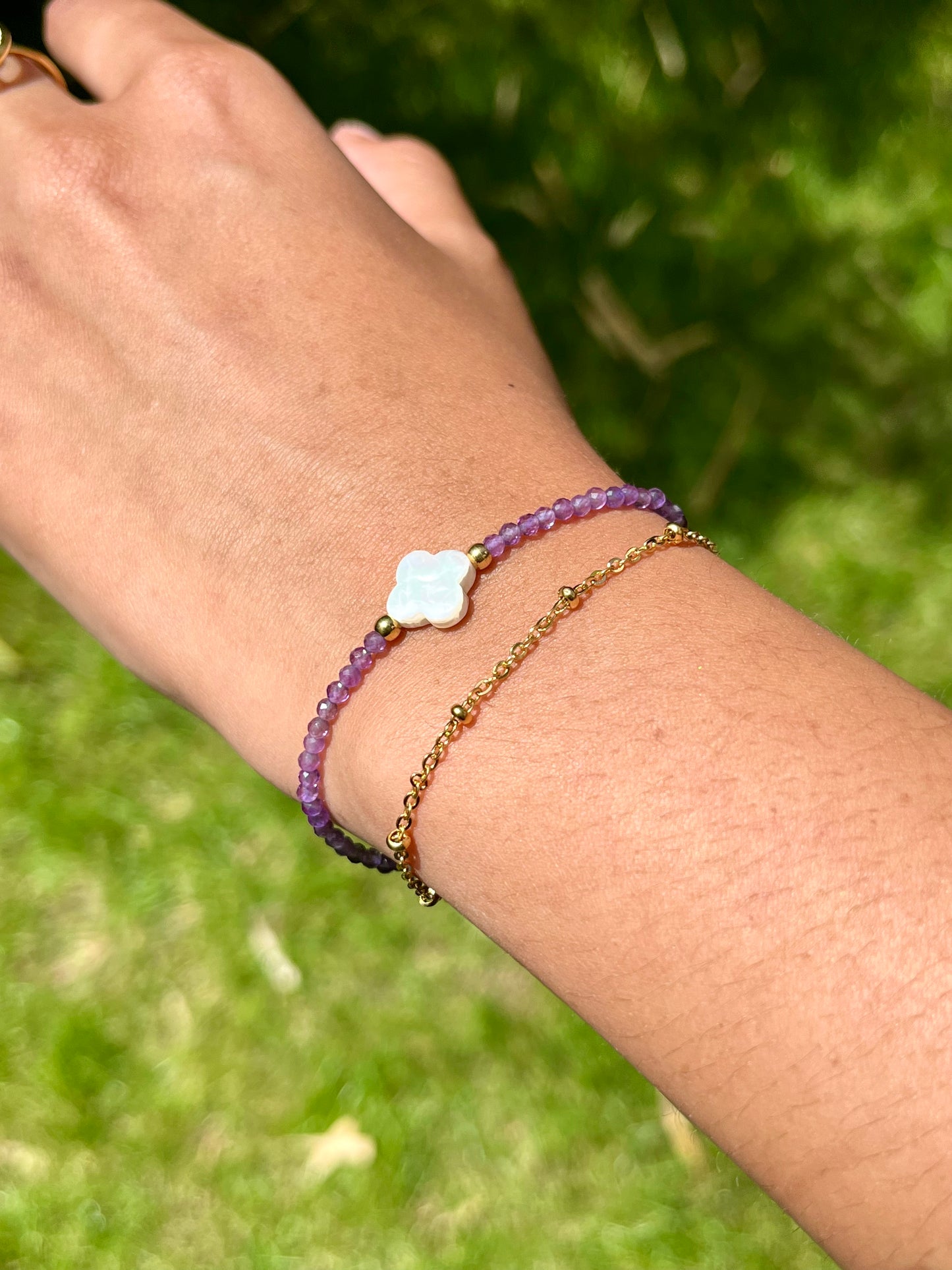 Bracelet LINA, avec pierres d'Améthyste et Nacre, porté.