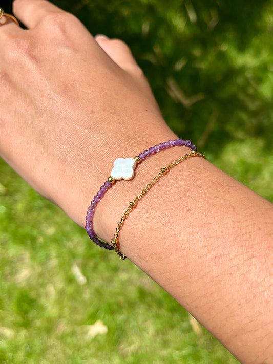 Bracelet LINA, avec pierres d'Améthyste et Nacre, porté.