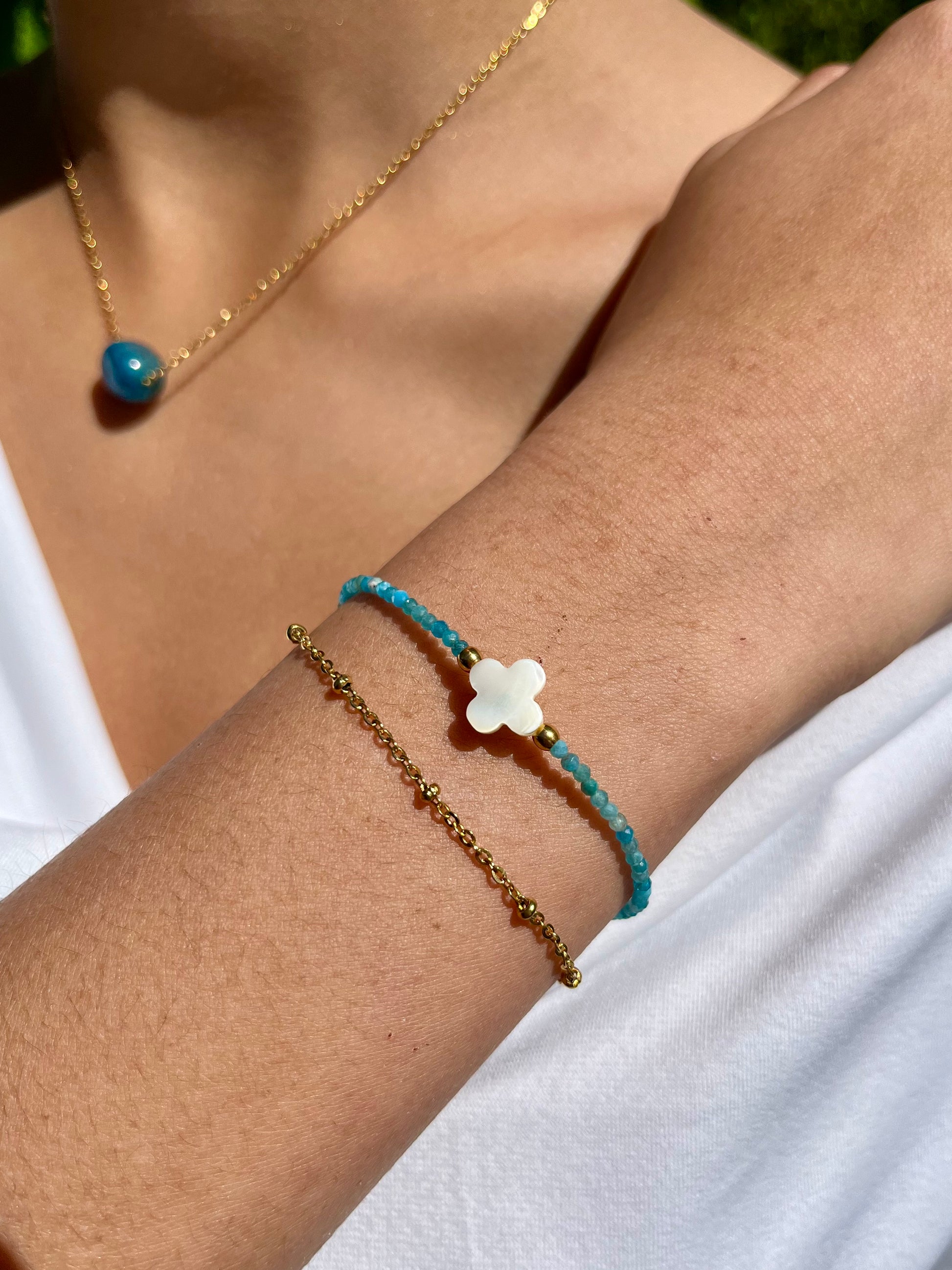 Bracelet LINA, avec pierres d'Apatite et Nacre, porté avec le collier LOU.