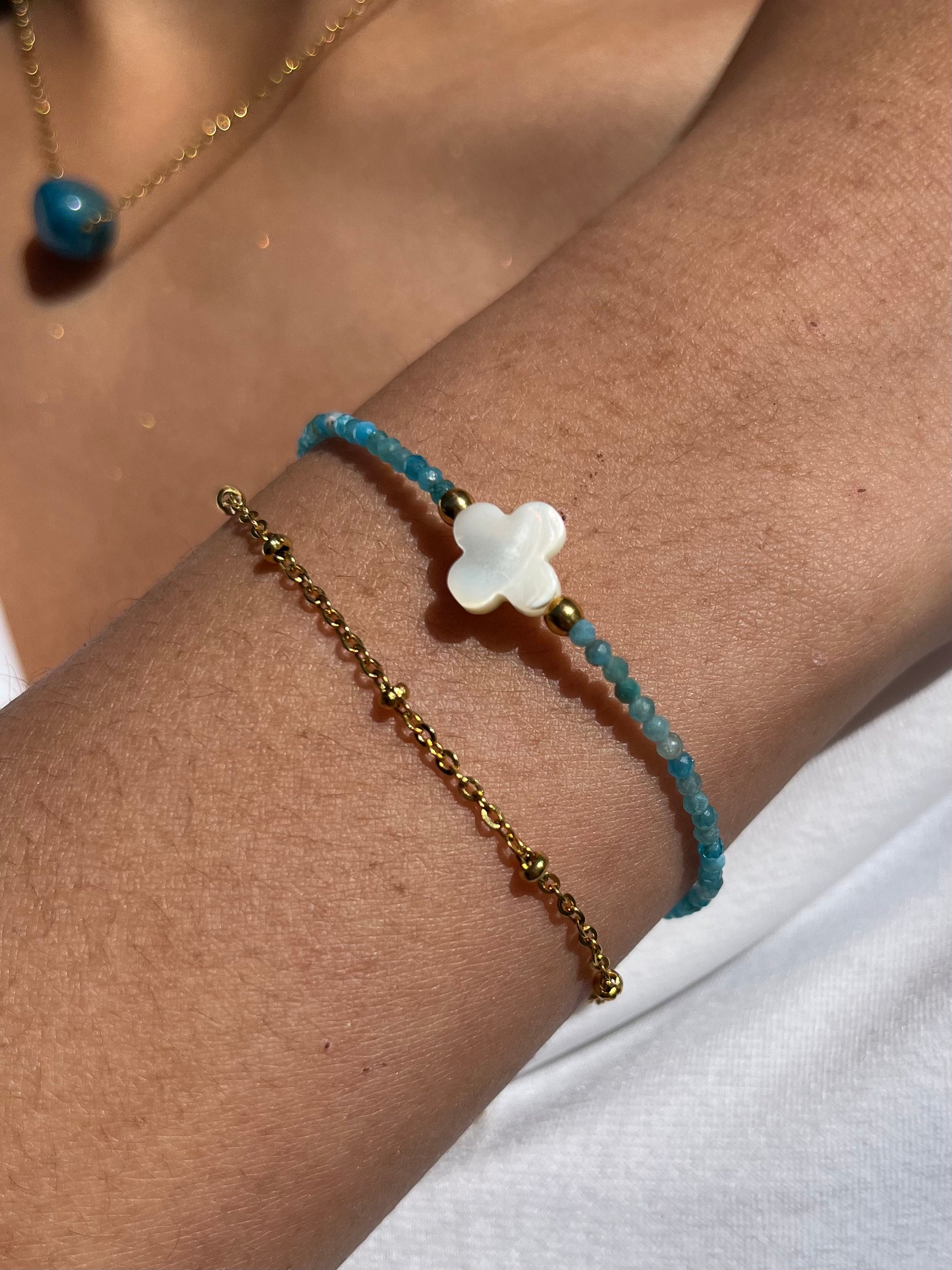 Bracelet LINA, avec pierres d'Apatite et Nacre, porté avec le collier LOU.