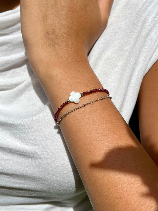 Bracelet LINA, avec Pierres de Grenat et Nacre, porté.