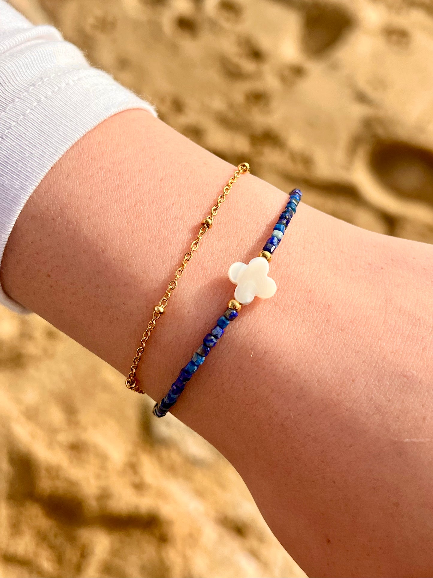 Bracelet LINA, avec pierres de Lapis-Lazuli et de Nacre, porté.
