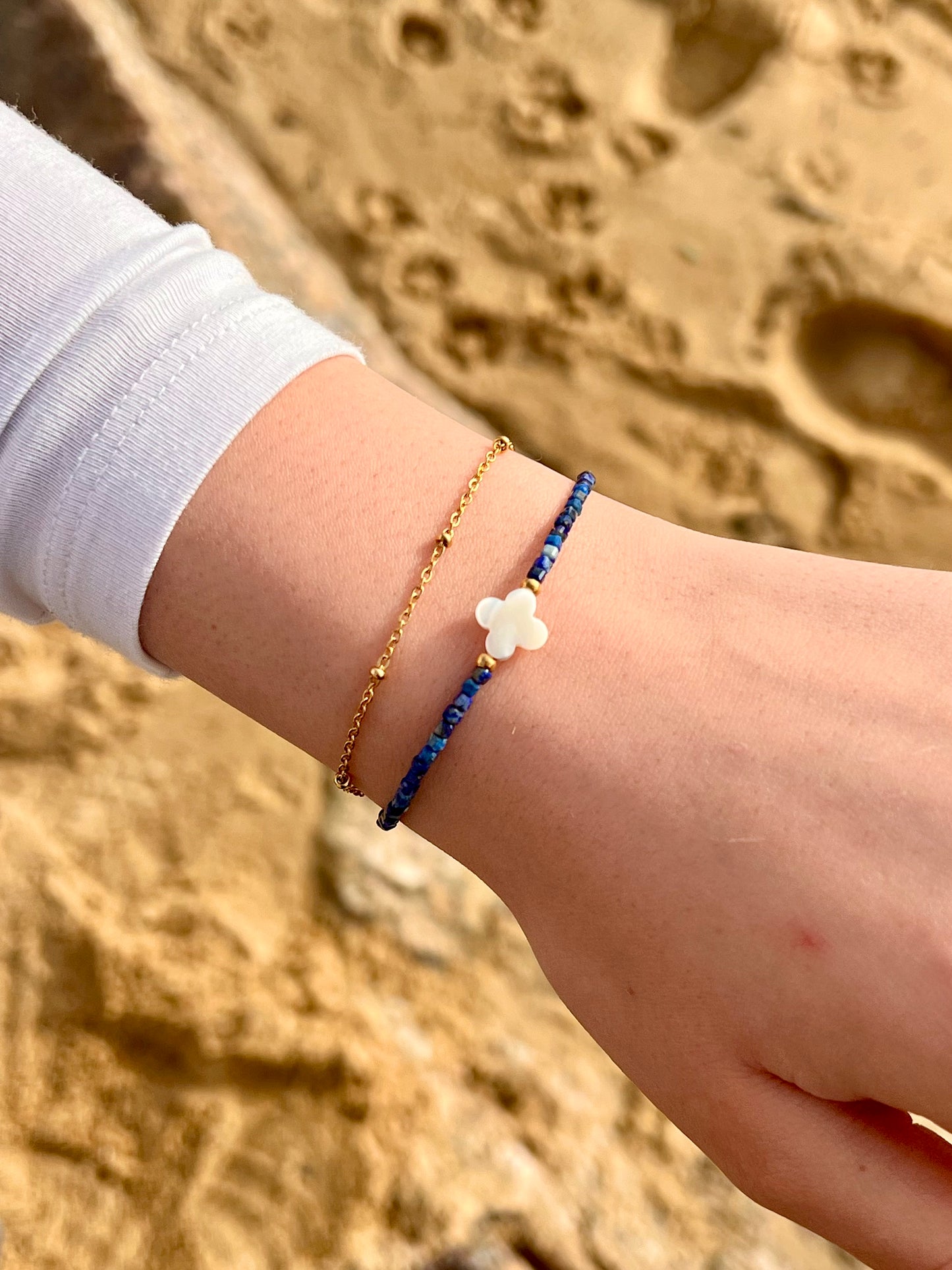 Bracelet LINA, avec pierres de Lapis-Lazuli et de Nacre, porté.
