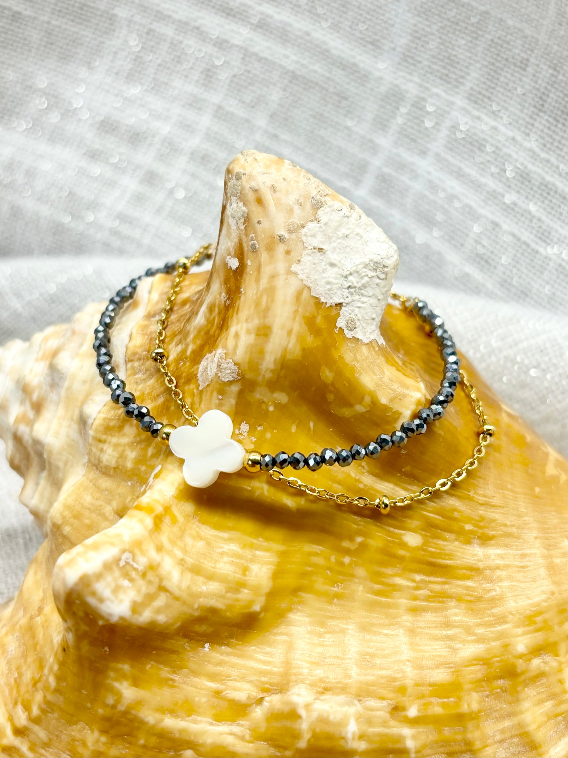 Bracelet LINA, avec pierre de Térahertz et Nacre, exposé sur un coquillage.