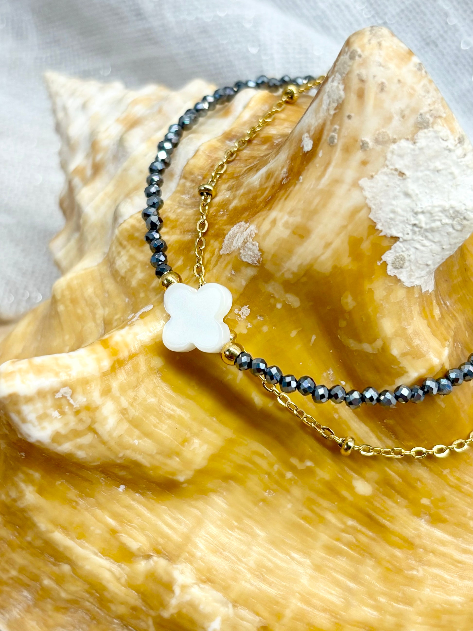 Bracelet LINA, avec pierre de Térahertz et Nacre, exposé sur un coquillage.