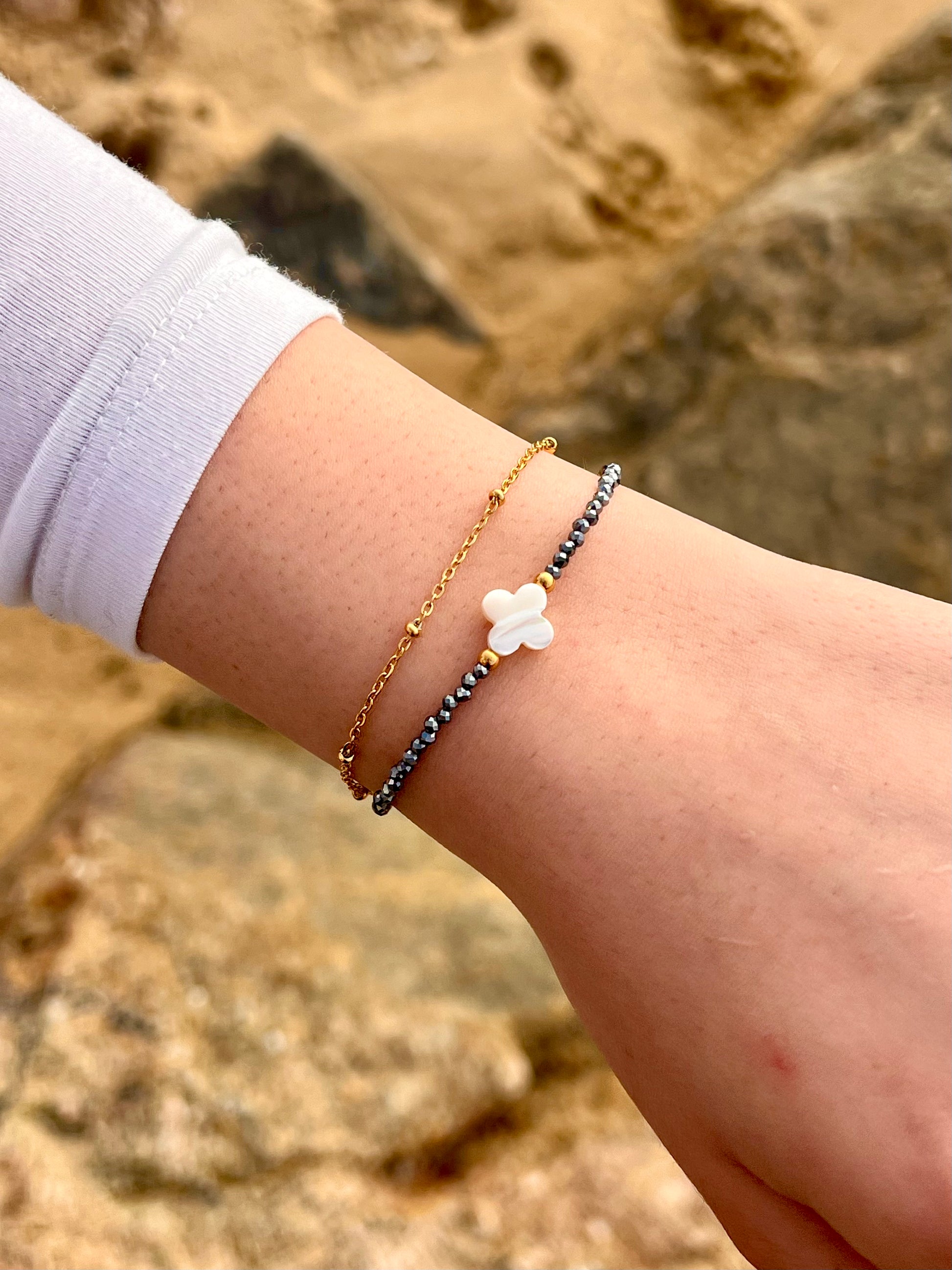 Bracelet LINA, avec pierre de Térahertz et Nacre, porté.