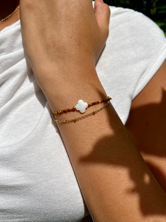 Bracelet LINA, avec pierres d'Oeil de Tigre et Nacre, porté.