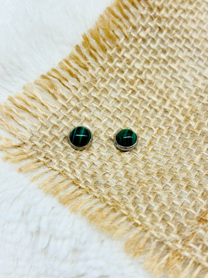 Boucles d'oreille LISE, avec pierre de Malachite, exposées sur un fond en toile de jute.
