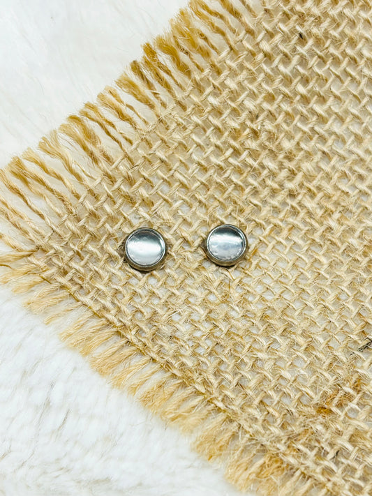 Boucles d'oreille LISE, avec pierre de Quartz Rose, exposées sur un fond en toile de jute.
