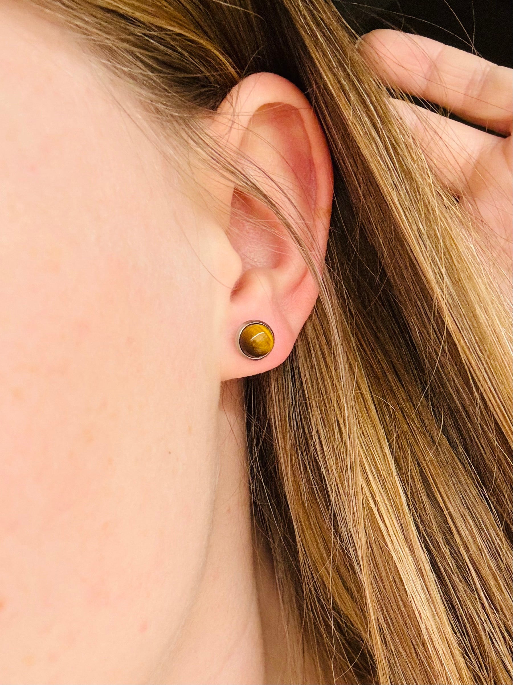 Boucles d'oreille LISE, avec pierre d'oeil de Tigre, portées.