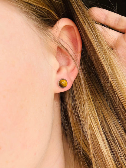 Boucles d'oreille LISE, avec pierre d'oeil de Tigre, portées.