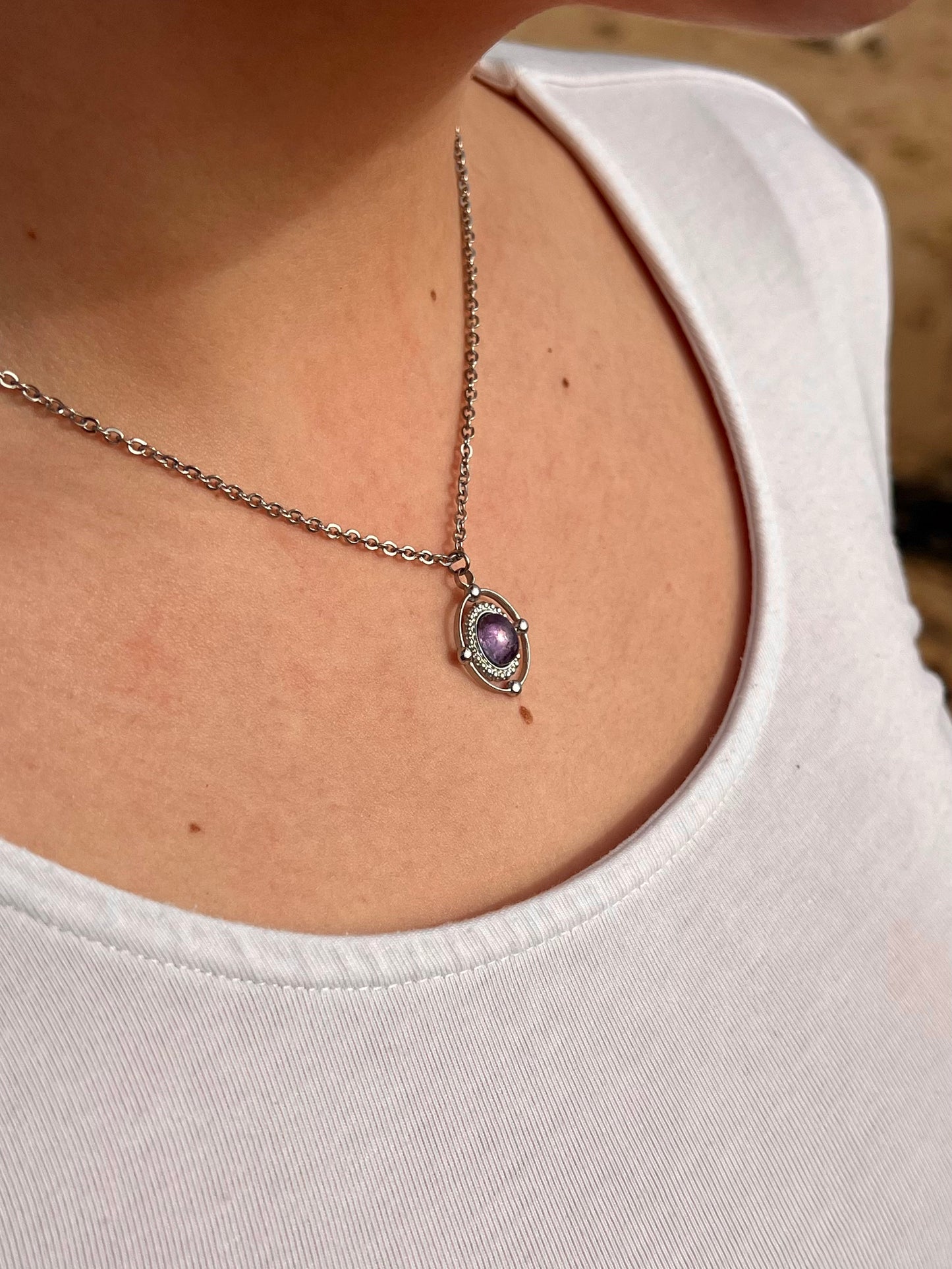 Collier LOUISA, de couleur argent avec pierre d'Améthyste, porté.