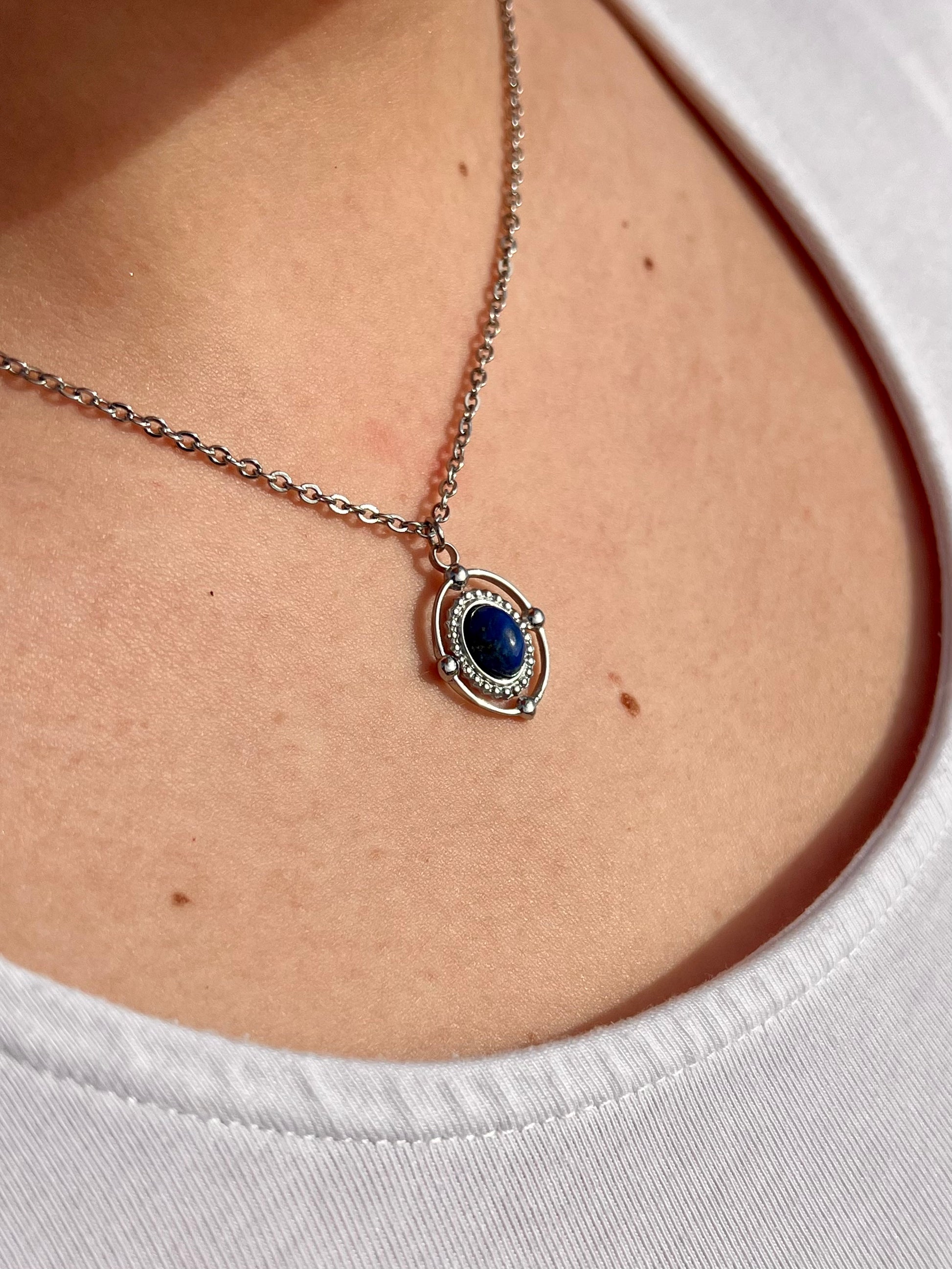 Collier LOUISA, avec pierre de Lapis-Lazuli, porté.