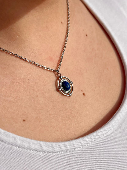 Collier LOUISA, avec pierre de Lapis-Lazuli, porté.