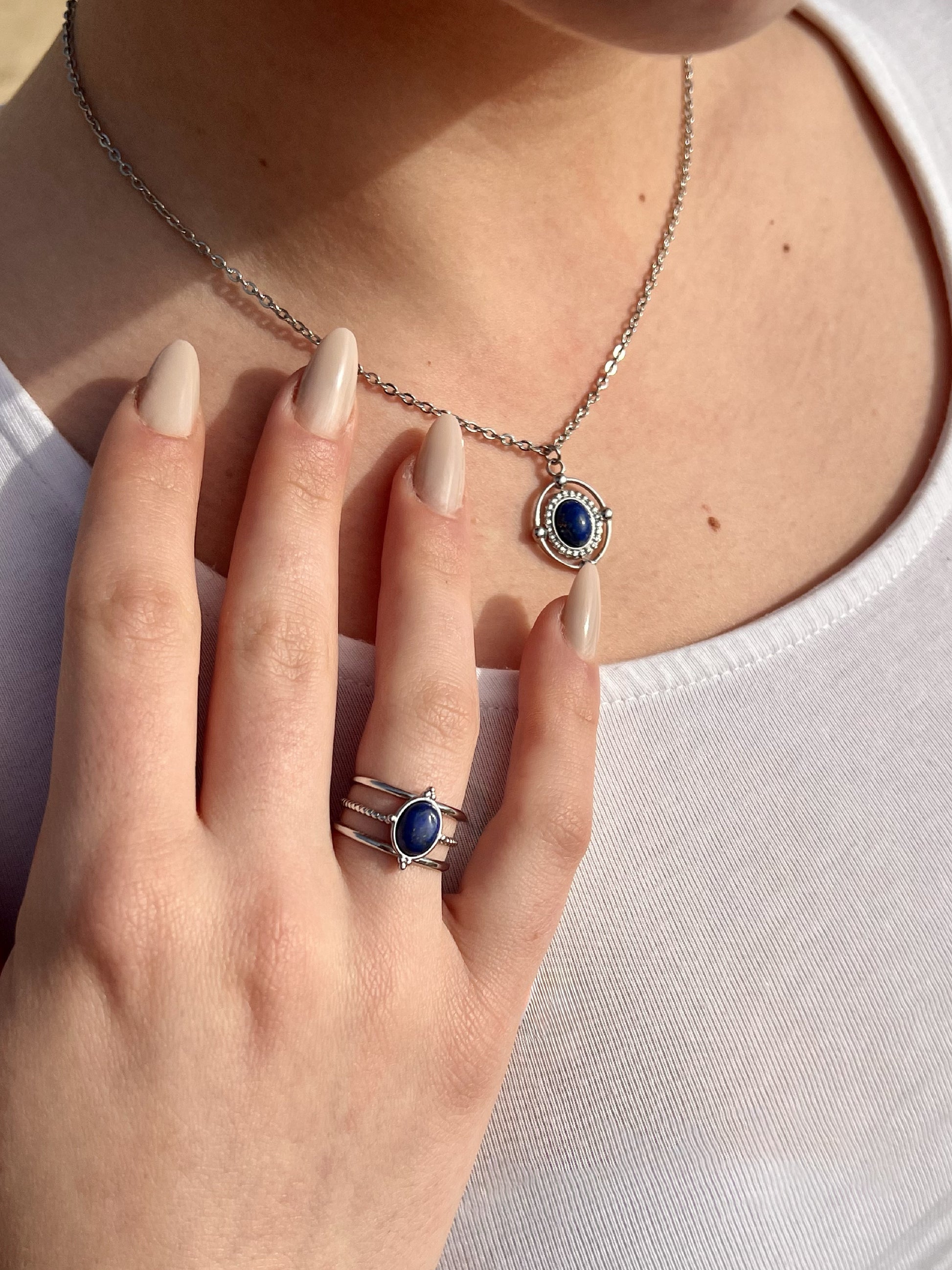 Collier LOUISA, avec pierre de Lapis-Lazuli, porté avec la bague LOUISON.