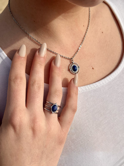 Collier LOUISA, avec pierre de Lapis-Lazuli, porté avec la bague LOUISON.