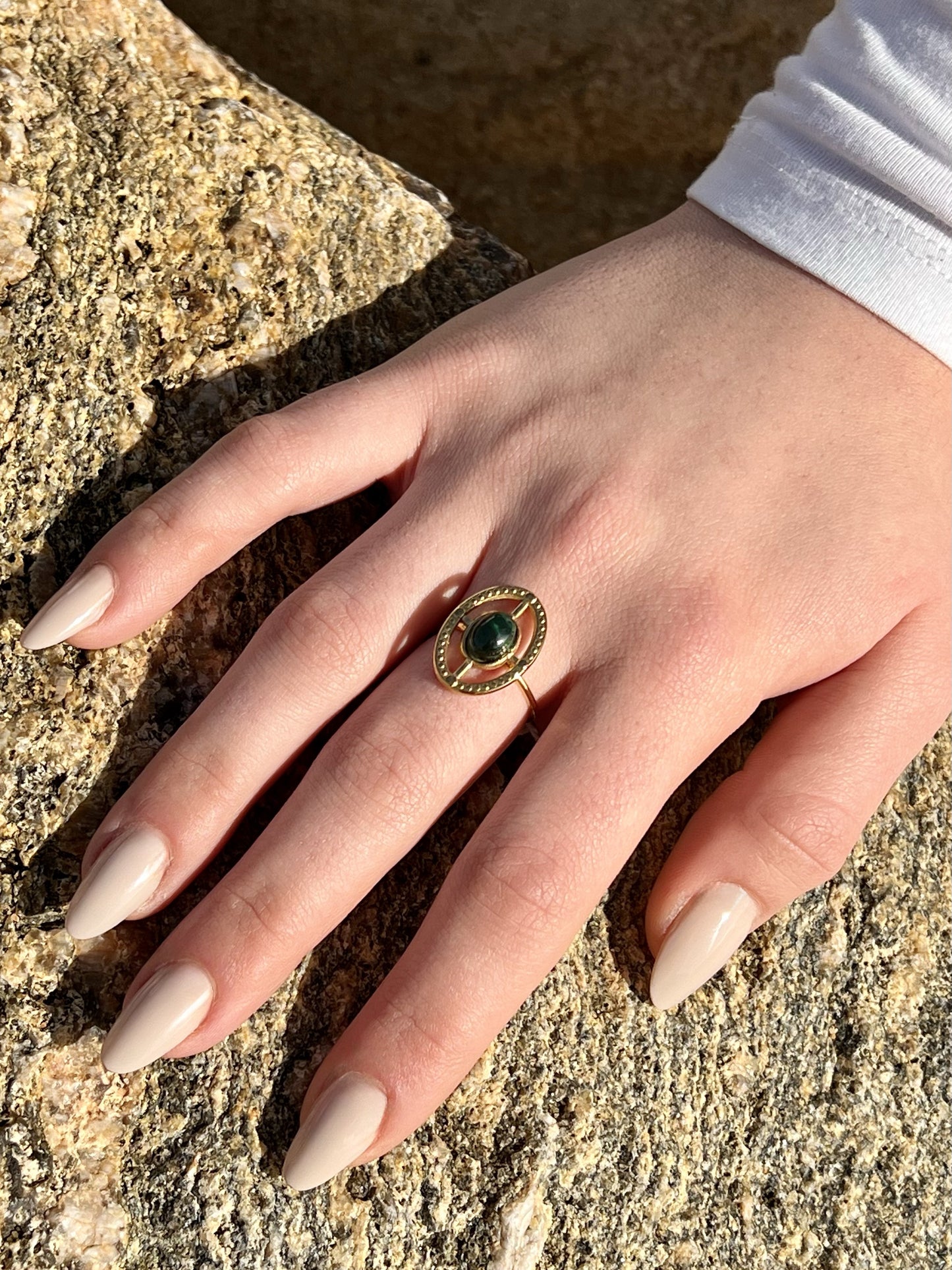 Bague LOUISE, avec pierre de Malachite, portée.