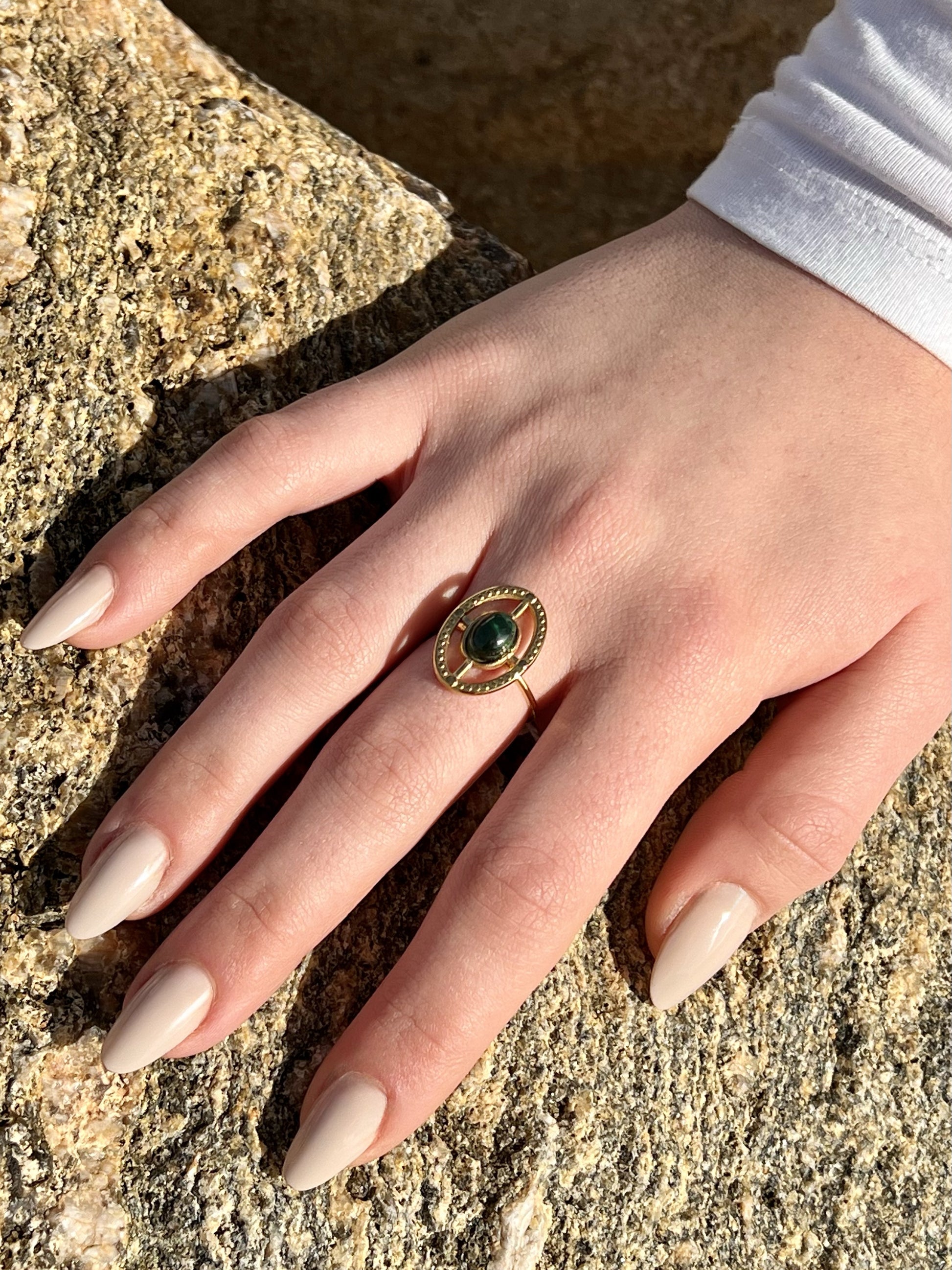 Bague LOUISE, avec pierre de Malachite, portée.