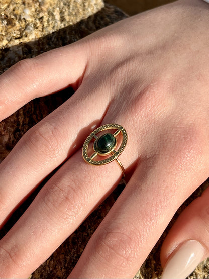 Bague LOUISE, avec pierre de Malachite, portée.