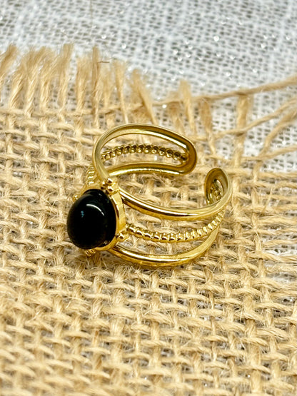 Bague LOUISON, avec pierre d'Agate, exposée sur un fond de toile de jute.