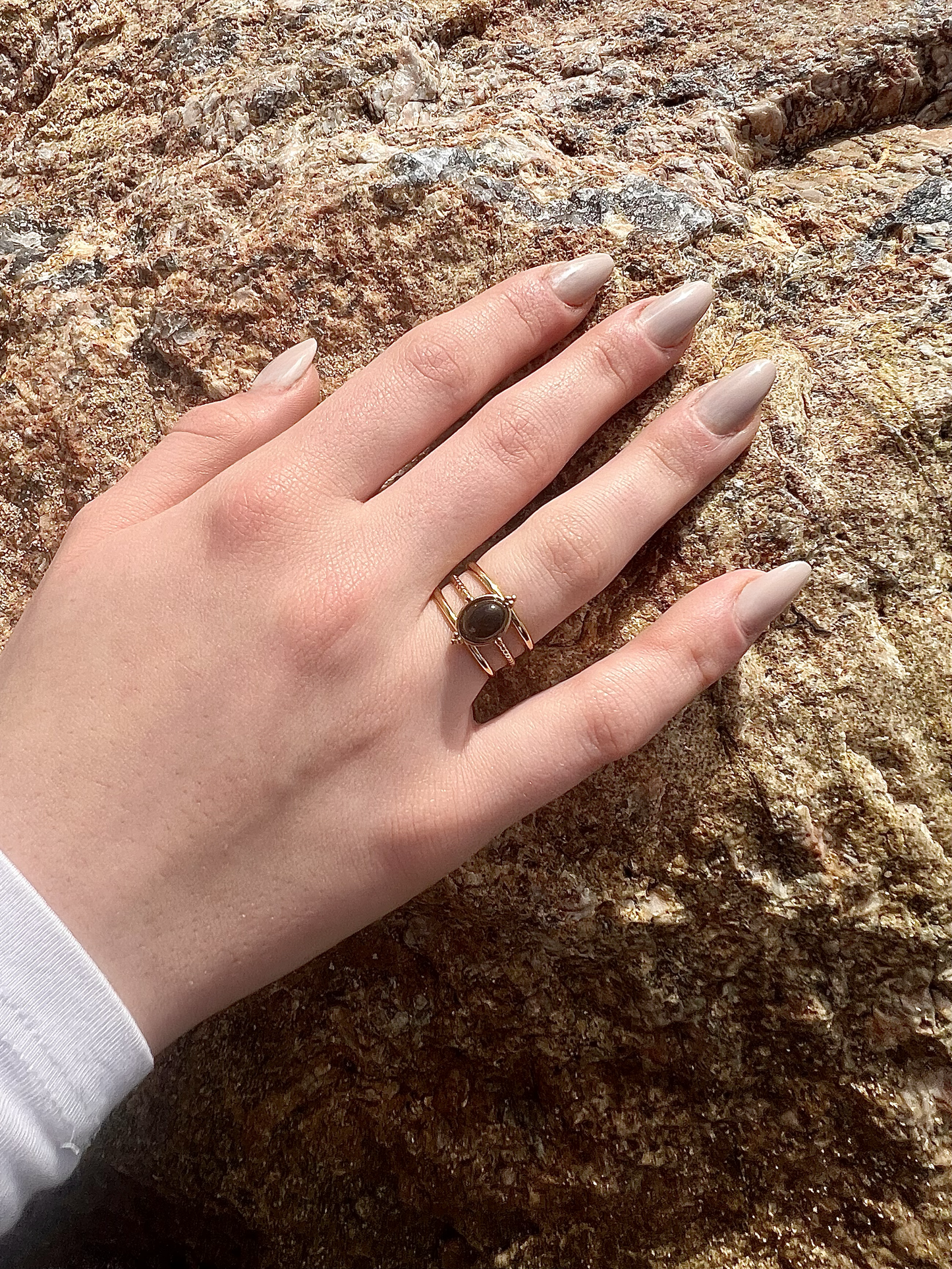 Bague LOUISON, avec pierre d'Agate, portée.