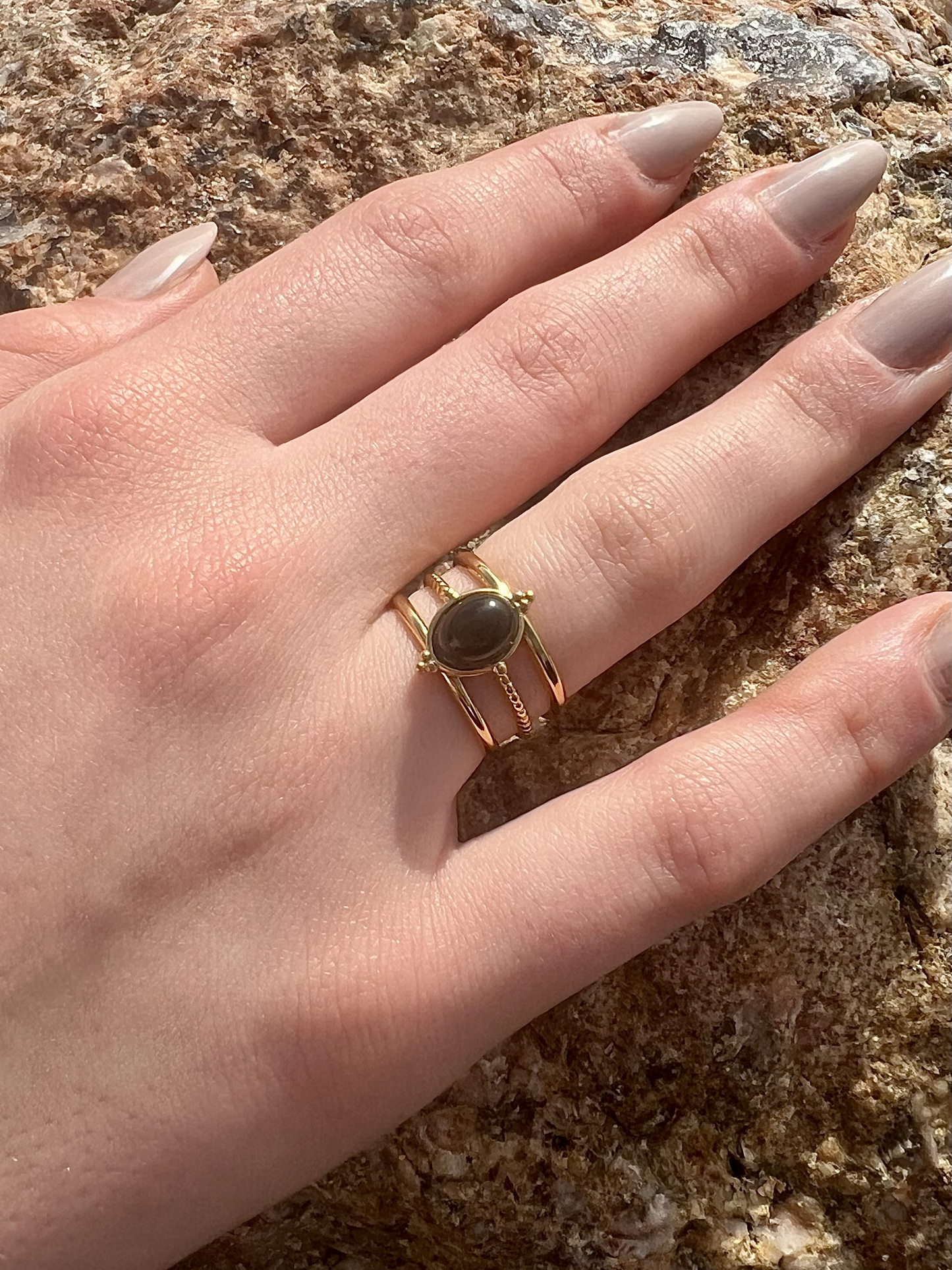 Bague LOUISON, avec pierre d'Agate, portée.