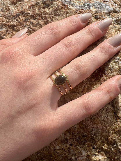Bague LOUISON, avec pierre d'Agate, portée.