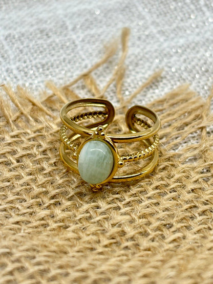 Bague LOUISON, avec pierre d'Amazonite, exposée sur un fond en toile de jute.