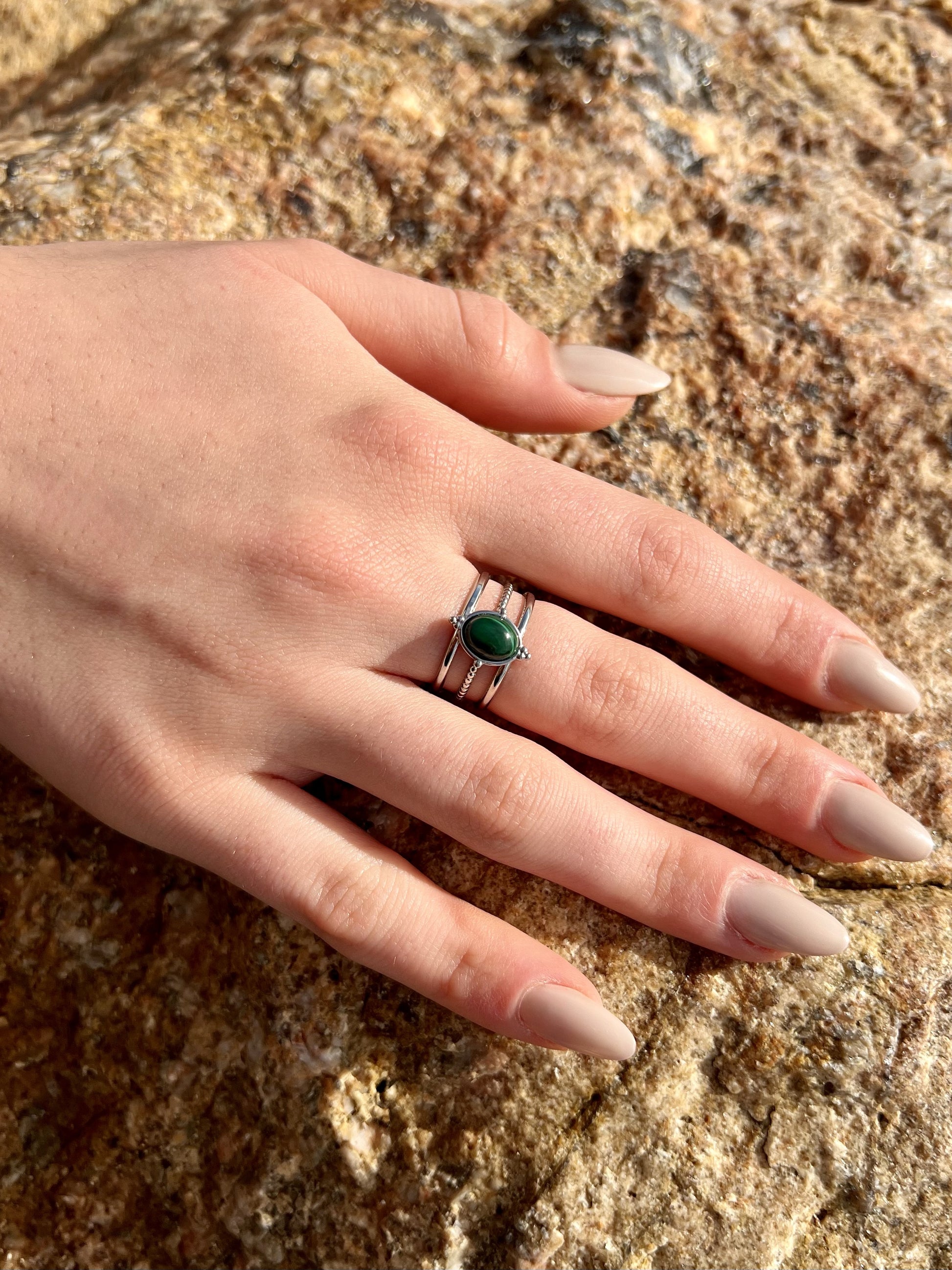 Bague LOUISON, avec pierre de Malachite, portée.
