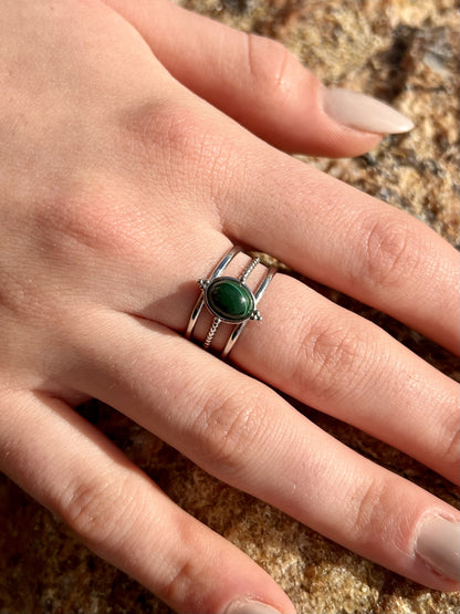 Bague LOUISON, avec pierre de Malachite, portée.